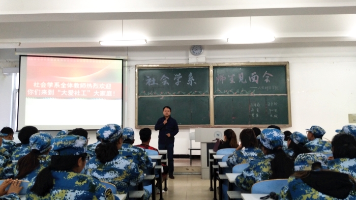 1539843769222041415.jpg 新生见面会1_副本.jpg